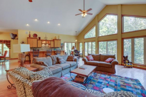 Fairfield Bay Retreat with Fireplaces and Lake Access